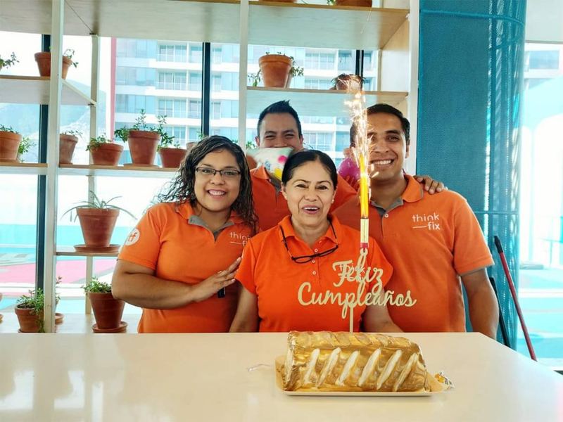 Equipo de ThinkFix celebrando un cumpleaños con pastel